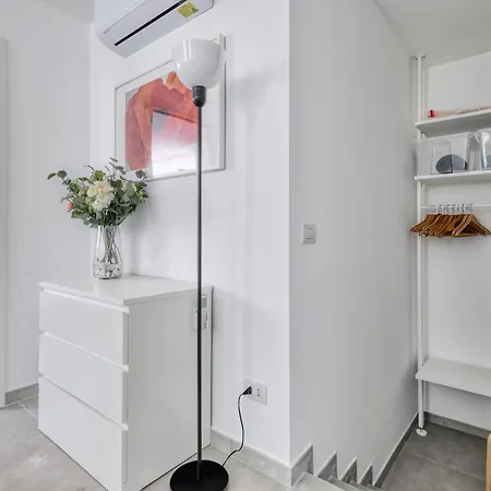 Red Cannas, Cozy In Life District ميلان